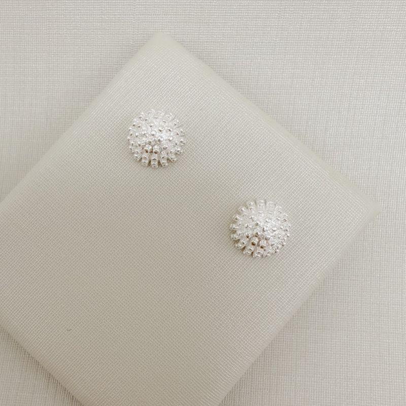 07.2827.0.S - Brinco meia bola pontilhada 8mm.