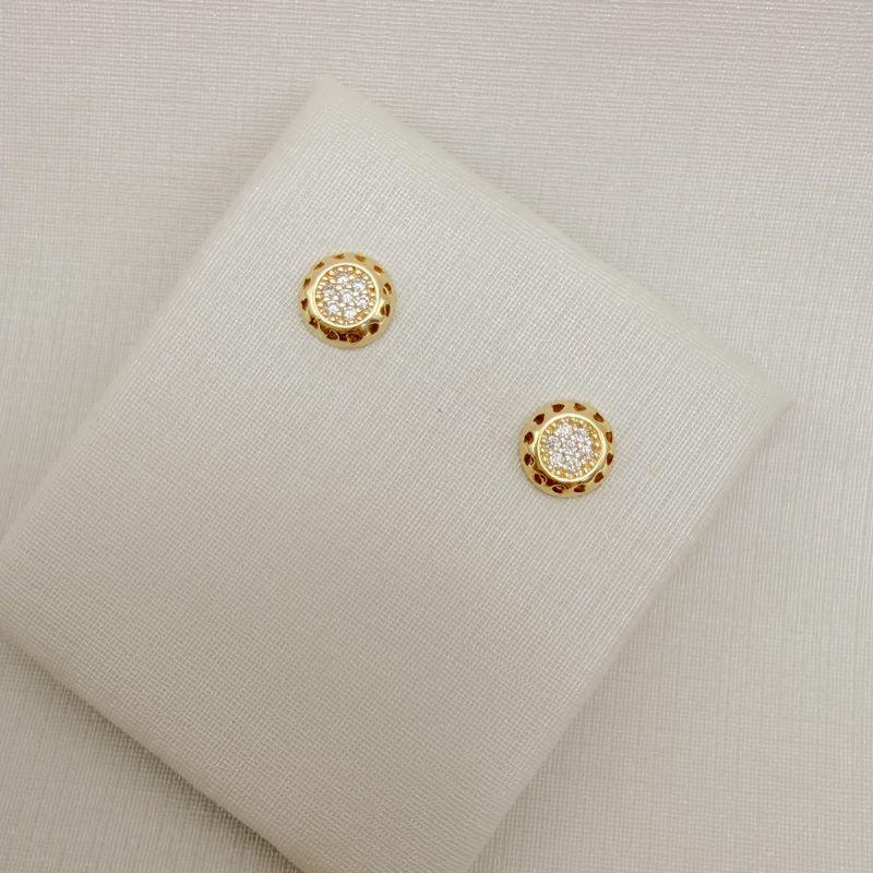 07.2828.1.O - Brinco redondo cravejado no centro e borda lisa com micro corações vazados.