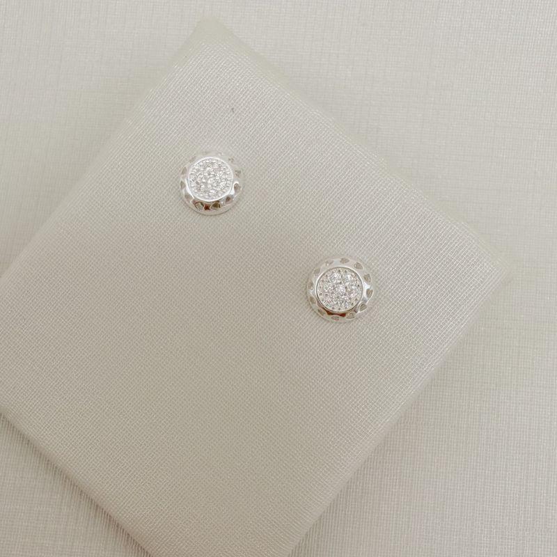 07.2828.1.S - Brinco redondo cravejado no centro e borda lisa com micro corações vazados.