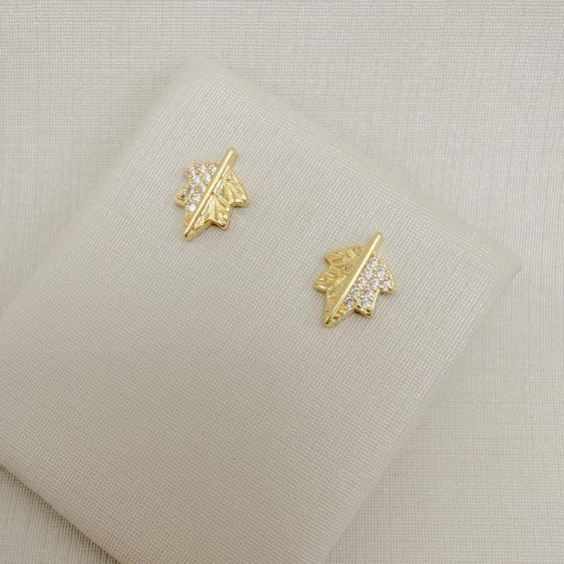 07.2829.1.O - Brinco folha com cinco pontas, metade cravejada e metade lisa.