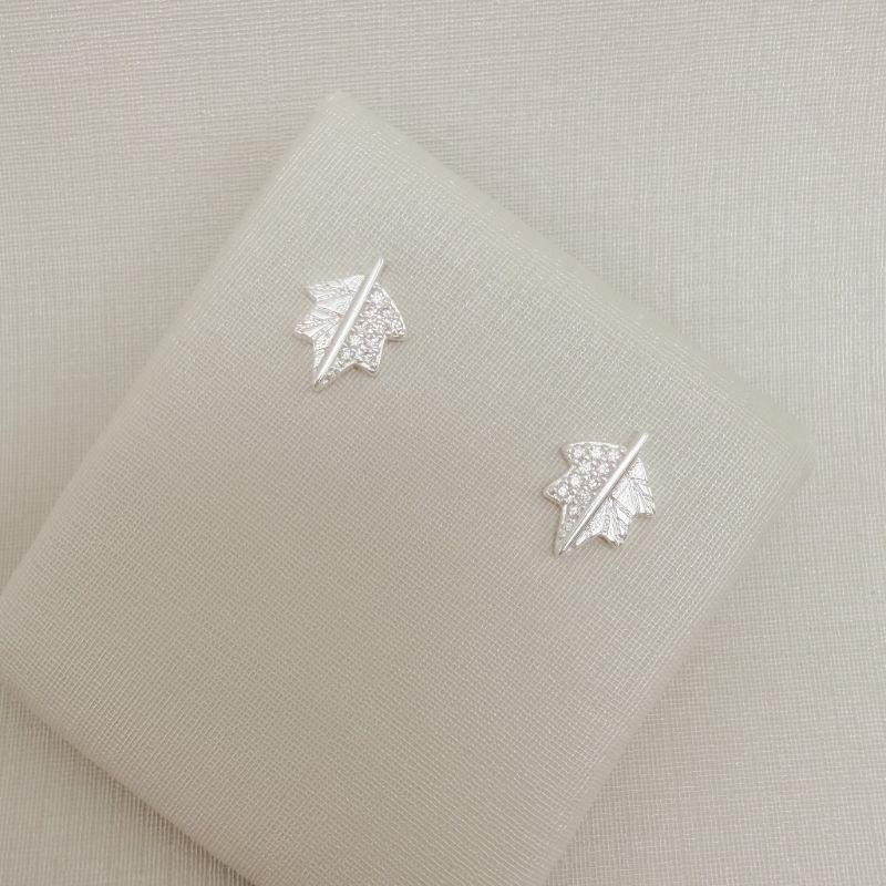 07.2829.1.S - Brinco folha com cinco pontas, metade cravejada e metade lisa.