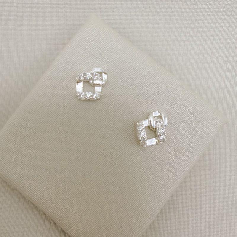 07.2830.1.S - Brinco dois elos, pequeno em cima e médio embaixo, cravejados.