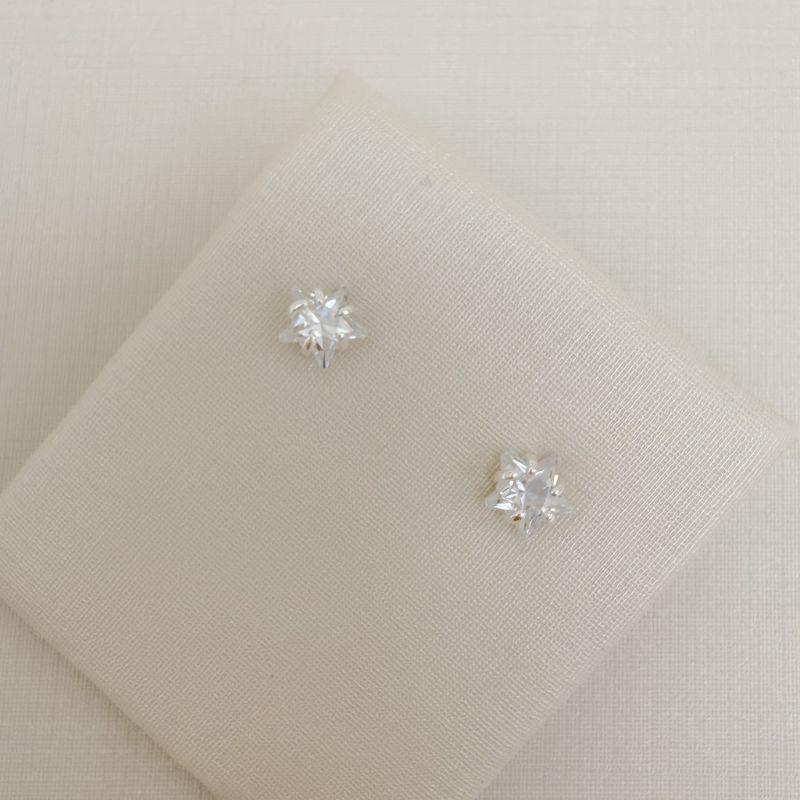 07.2832.1.S - Brinco de zircônia em formato de estrela 6mm