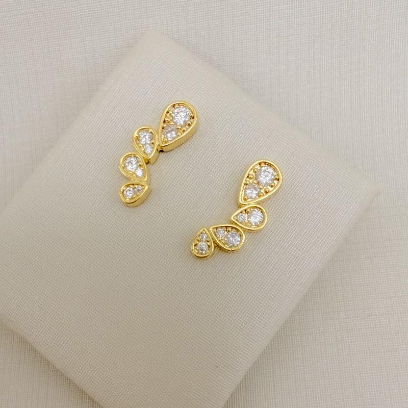 07.2837.1.O - Brinco ear-cuff médio com quatro gotas cravejadas.