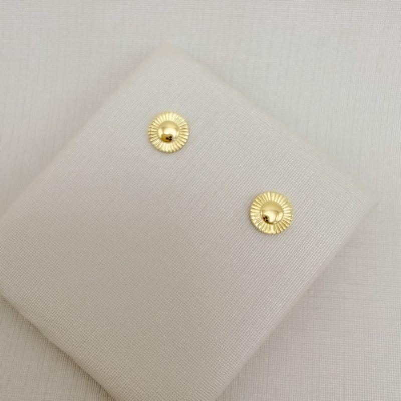 07.2838.0.O - Brinco redondo, centro liso e borda diamantada, margarida.