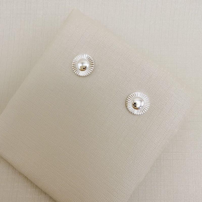 07.2838.0.S - Brinco redondo, centro liso e borda diamantada, margarida.