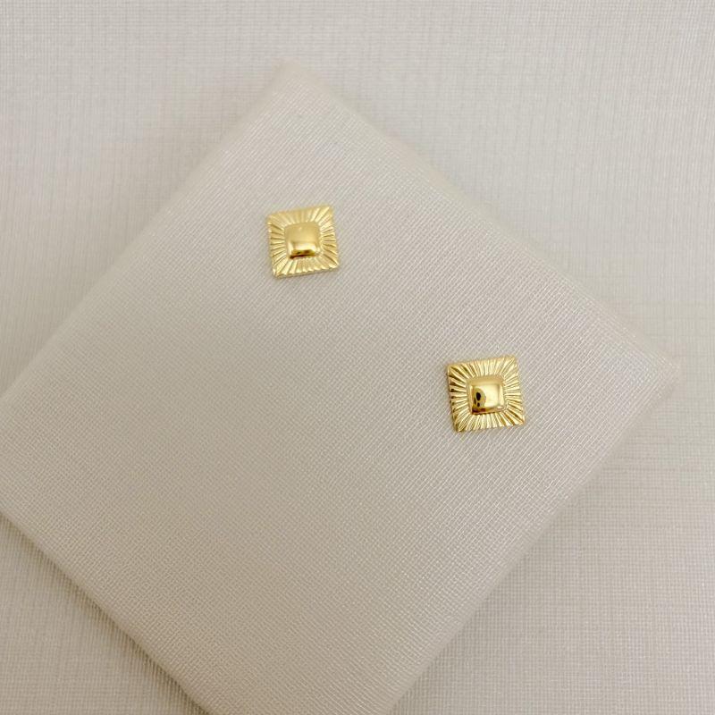 07.2839.0.O - Brinco losango com centro liso e borda diamantada