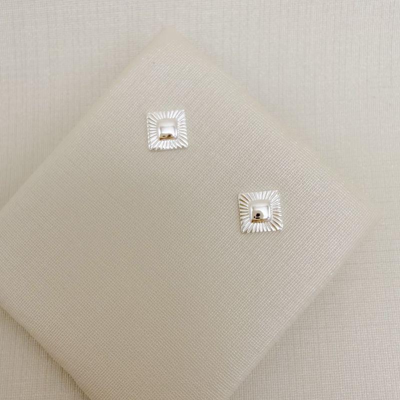 07.2839.0.S - Brinco losango com centro liso e borda diamantada