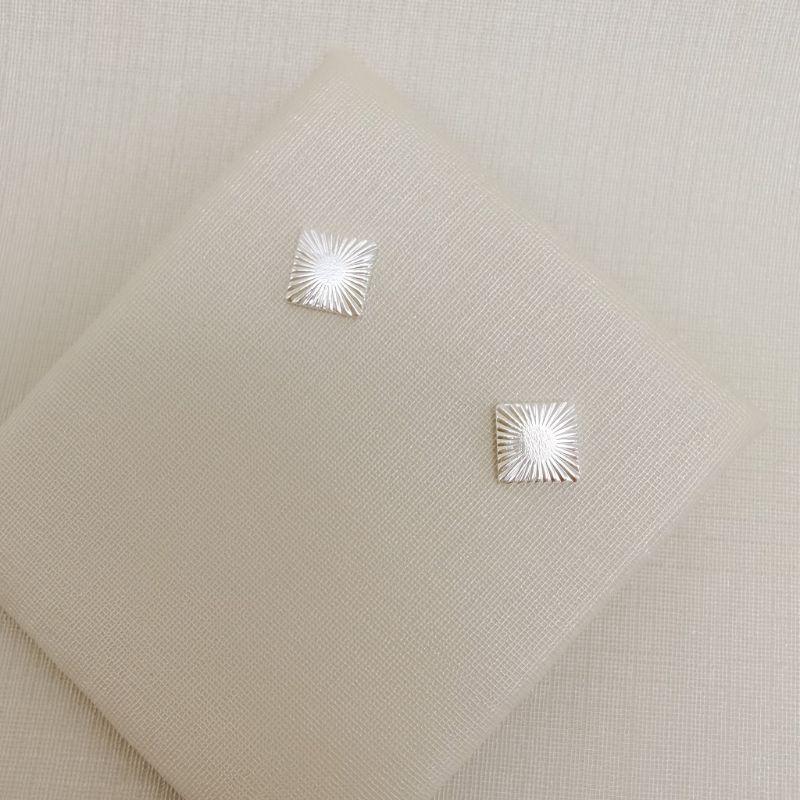 07.2842.0.S - Brinco losango / quadrado diamantado 7,6mm