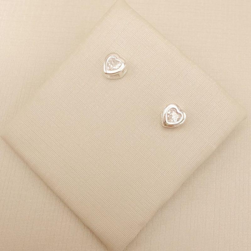 07.2845.1.S - Brinco de coração 6mm em cravação inglesa.