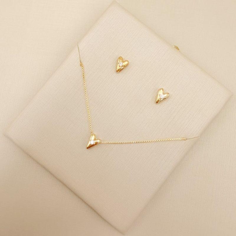 08.0615.1.O - Conjunto coração pequeno comprido liso com ponto de no luz no centro.