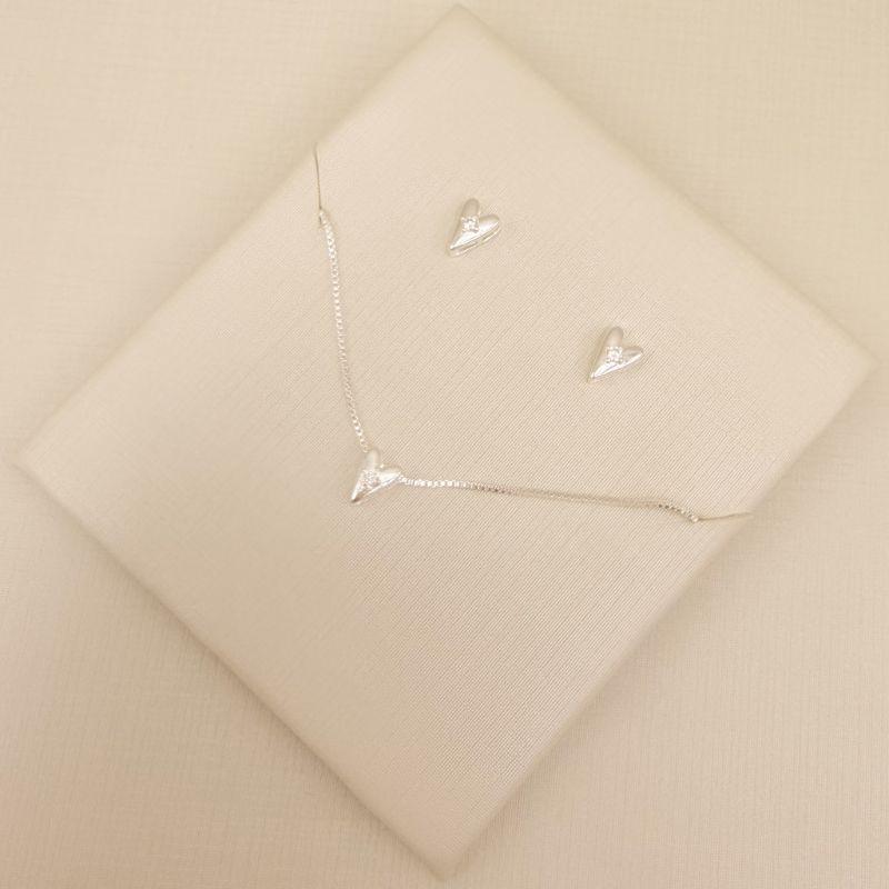 08.0615.1.S - Conjunto coração pequeno comprido liso com ponto de no luz no centro.