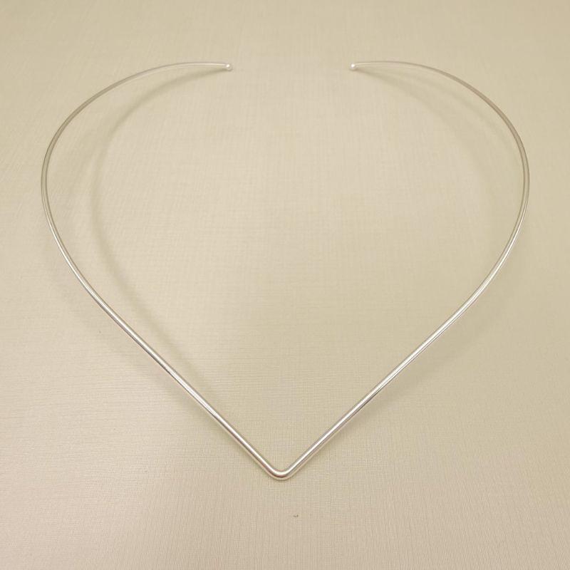 09.1875.0.S - (Aro V2) Colar de tubo em formato V liso aberto