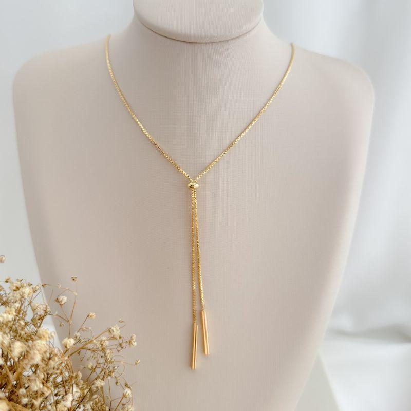 09.2361.0.O - (70) Colar de veneziana com fecho gravata e pingente de tubo quadrado liso