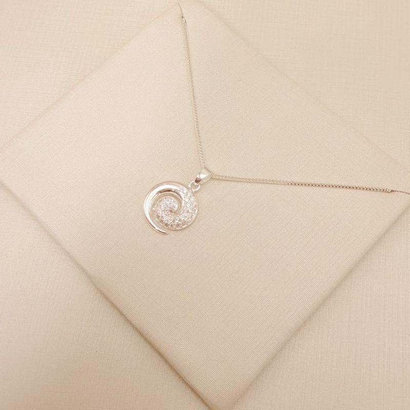 09.2423.1.S - Colar com pingente espiral meio cravejado.