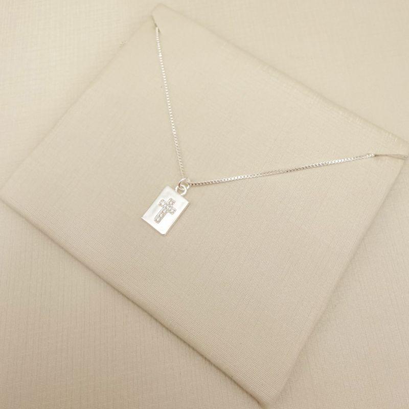 09.2425.1.S - (46cm) Colar pingente placa 8x11mm com cruz cravejada, corrente veneziana.