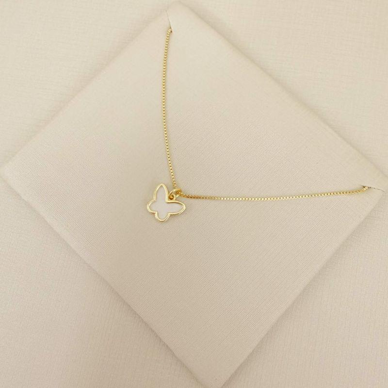 09.2428.15.O - (46) Colar pingente borboleta madrepérola com borda lisa, corrente veneziana.