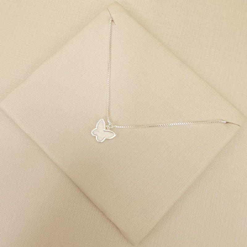 09.2428.15.S - (46) Colar pingente borboleta madrepérola com borda lisa, corrente veneziana.