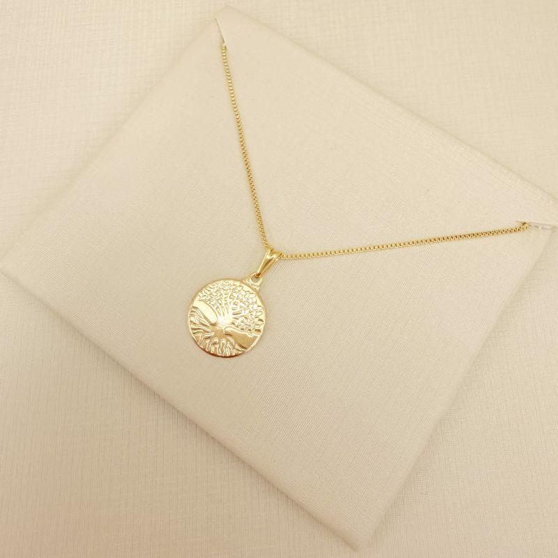 09.2430.0.O - (45) Colar pingente medalha com árvore da vida em baixo relevo, corrente veneziana.