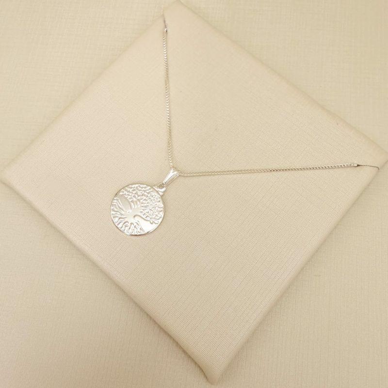 09.2430.0.S - (45) Colar pingente medalha com árvore da vida em baixo relevo, corrente veneziana.