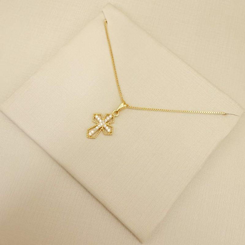 09.2431.1.O - (45) Colar com cruz cravejada e borda espaçada pontilhada, corrente veneziana.