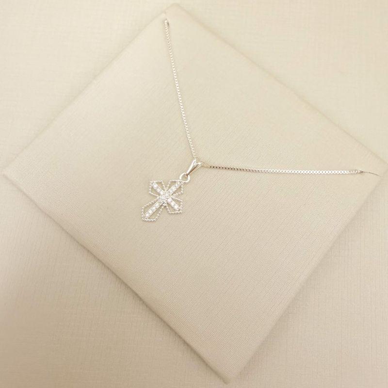 09.2431.1.S - (45) Colar com cruz cravejada e borda espaçada pontilhada, corrente veneziana.