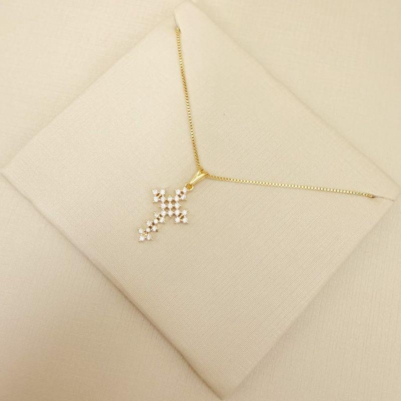 09.2432.1.O - (45) Colar cruz 20x14mm com cravação em renda.