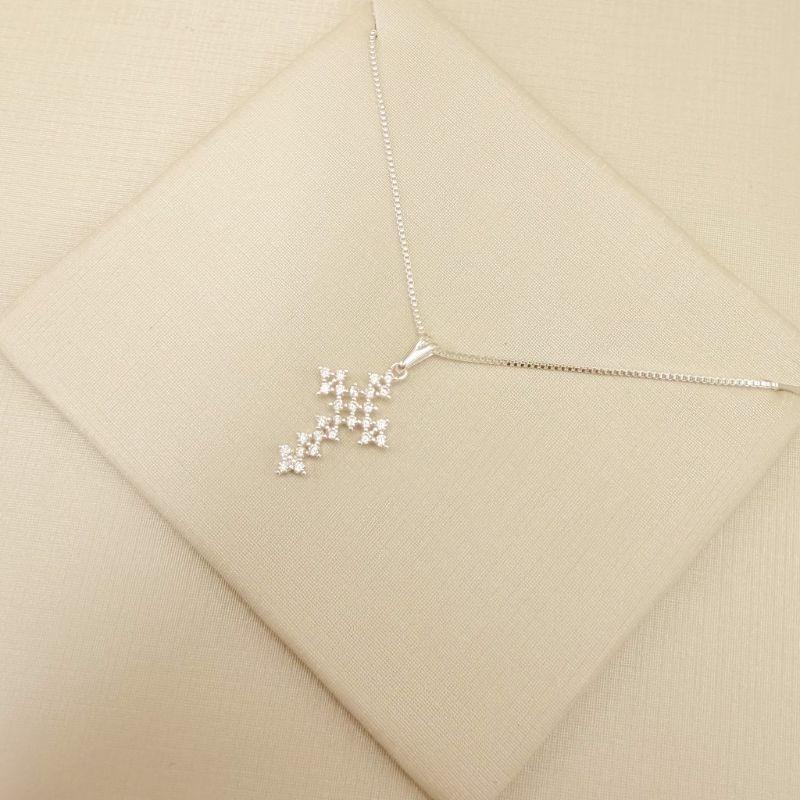 09.2432.1.S - (45) Colar cruz 20x14mm com cravação em renda.