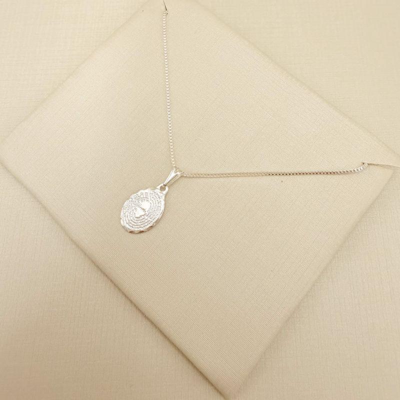 09.2434.0.S - (45) Colar pingente oval com oração do Pai Nosso, corrente veneziana.