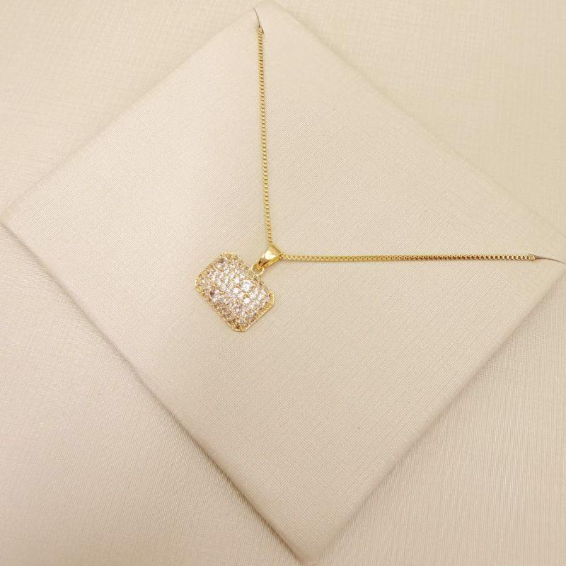 09.2436.1.O - (45) Colar pingente retângulo na horizontal 14x10mm cravejado.