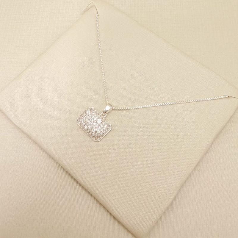 09.2436.1.S - (45) Colar pingente retângulo na horizontal 14x10mm cravejado.