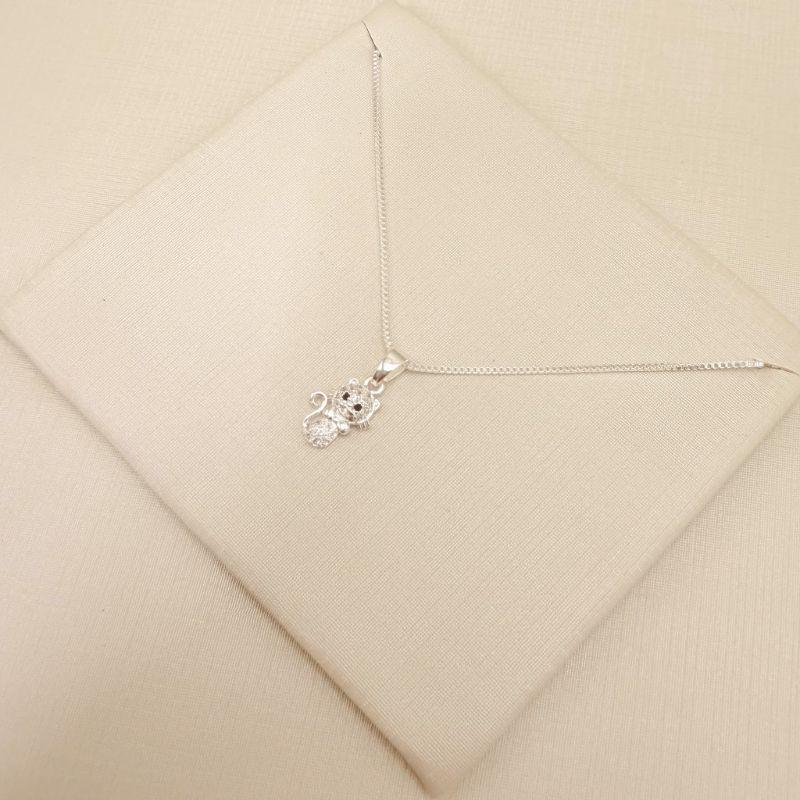 09.2437.2.S - (45) Colar pingente gatinho cravejados com olhos em zircônia preta, corrente veneziana.