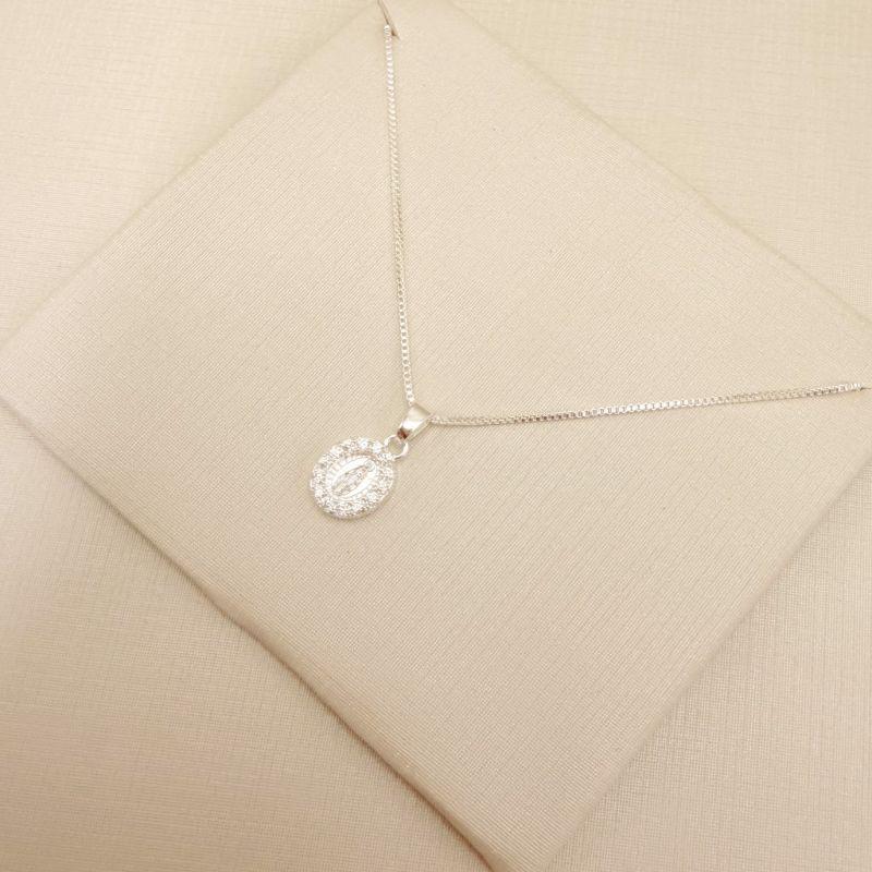 09.2438.1.S - (45) Colar pingente oval com Nossa Senhora das Graças no centro e borda cravejada e verso o Monograma Mariano.