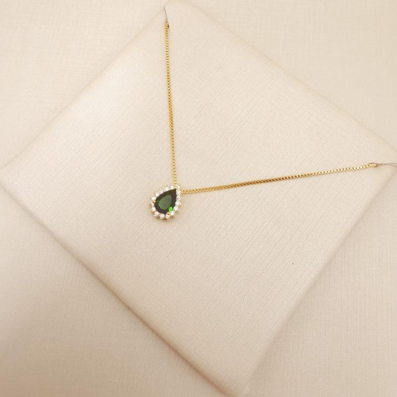 09.2439.5.O - (45) Colar pingente gota verde e borda com cravação pirâmide.