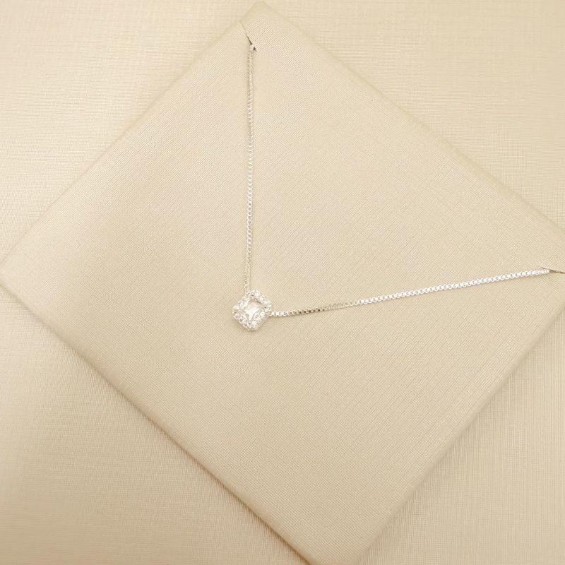 09.2440.1.S - (45) Colar com pingente retangular de zircônia com borda cravejada, pingente com galeria, corrente veziana.