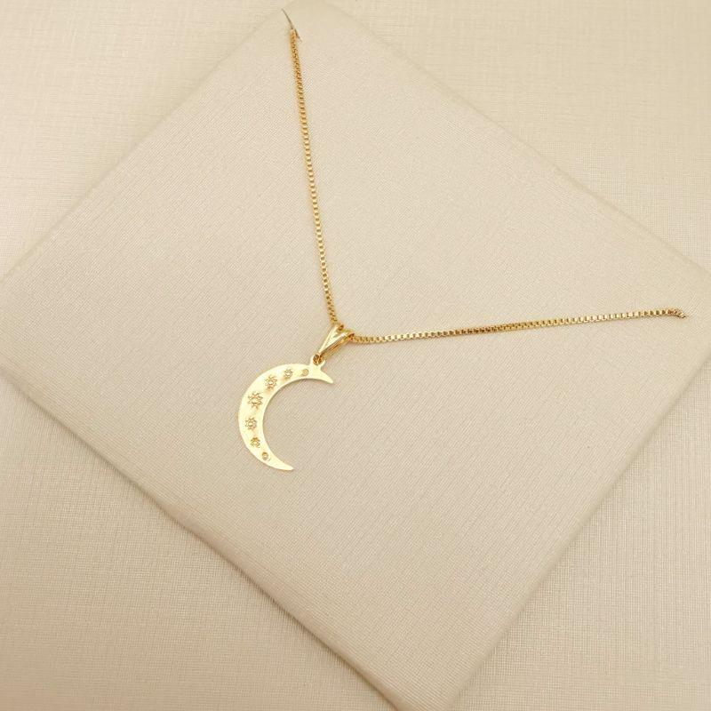 09.2441.0.O - (45) Colar com pingente lua com desenho de sete sóis/sol em baixo relevo.