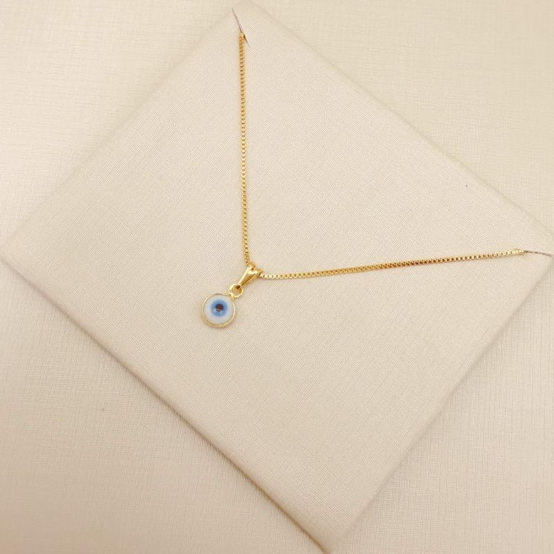 09.2442.20.O - (45) Colar com pingente de olho grego branco, corrente veneziana.