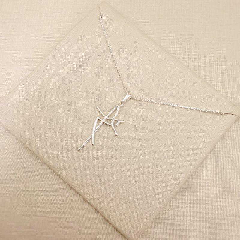 09.2443.0.S - (45) Colar pingente escrito fé grande, corrente veneziana.