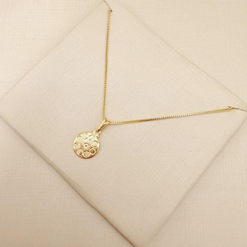 09.2444.0.O - (45) Colar com medalha e oito desenhos das fases da lua em baixo relevo, corrente veneziana.