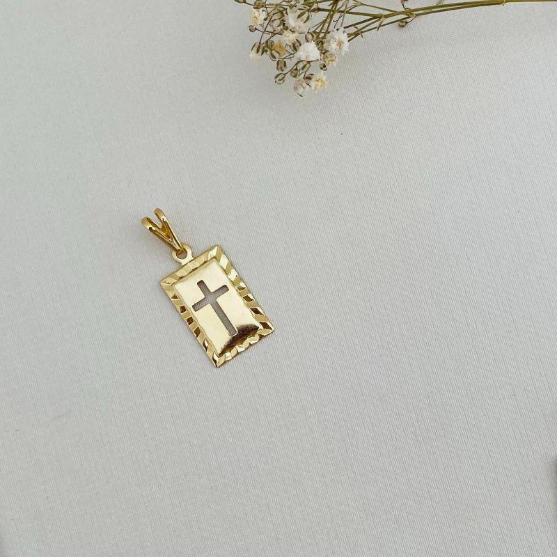 11.0598.0.O - Pingente retangular com borda efeito orgânica de central vazado em cruz