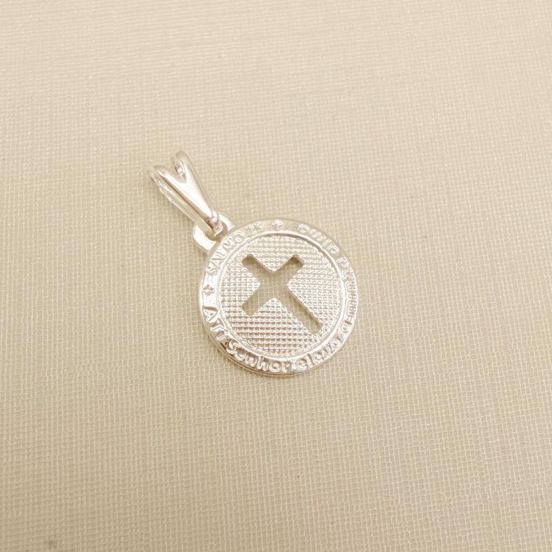 11.0609.0.S - Pingente medalha com cruz vazada no centro e borda escrito 