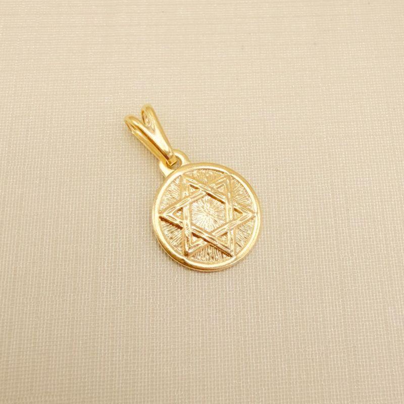 11.0610.0.O - Pingente medalha com estrela de Davi em alto relevo.