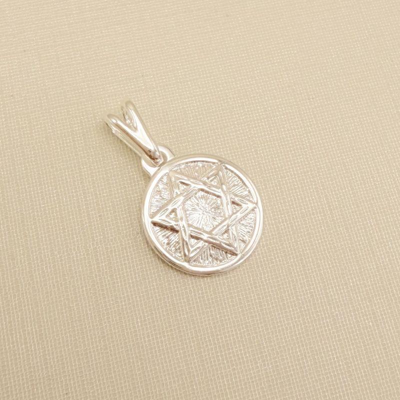 11.0610.0.S - Pingente medalha com estrela de Davi em alto relevo.