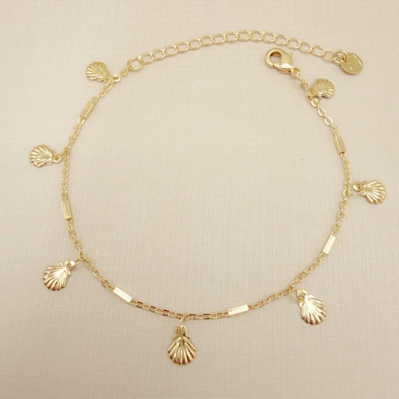 12.2249.0.O - Pulseira de elo americano e tubo retangular liso com sete pingente de conchas de ostra.