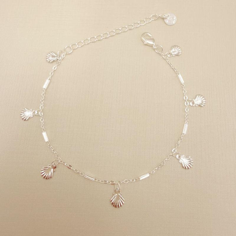 12.2249.0.S - Pulseira de elo americano e tubo retangular liso com sete pingente de conchas de ostra.