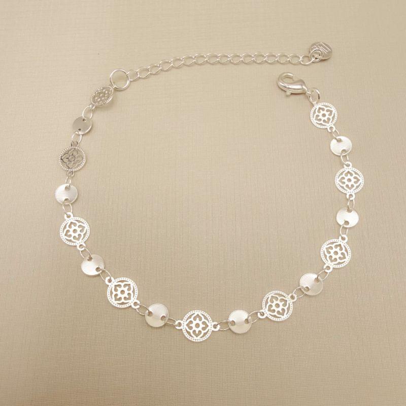 12.2252.0.S - Pulseira de círculos com flor de quatro pontas e círculos lisos intercalados.