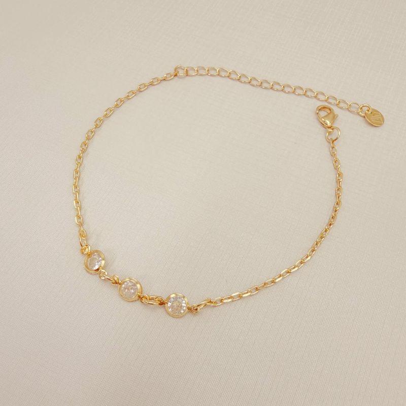 12.2259.1.O - Pulseira elo insp. Cartier com três ponto de luz em cravação inglesa.