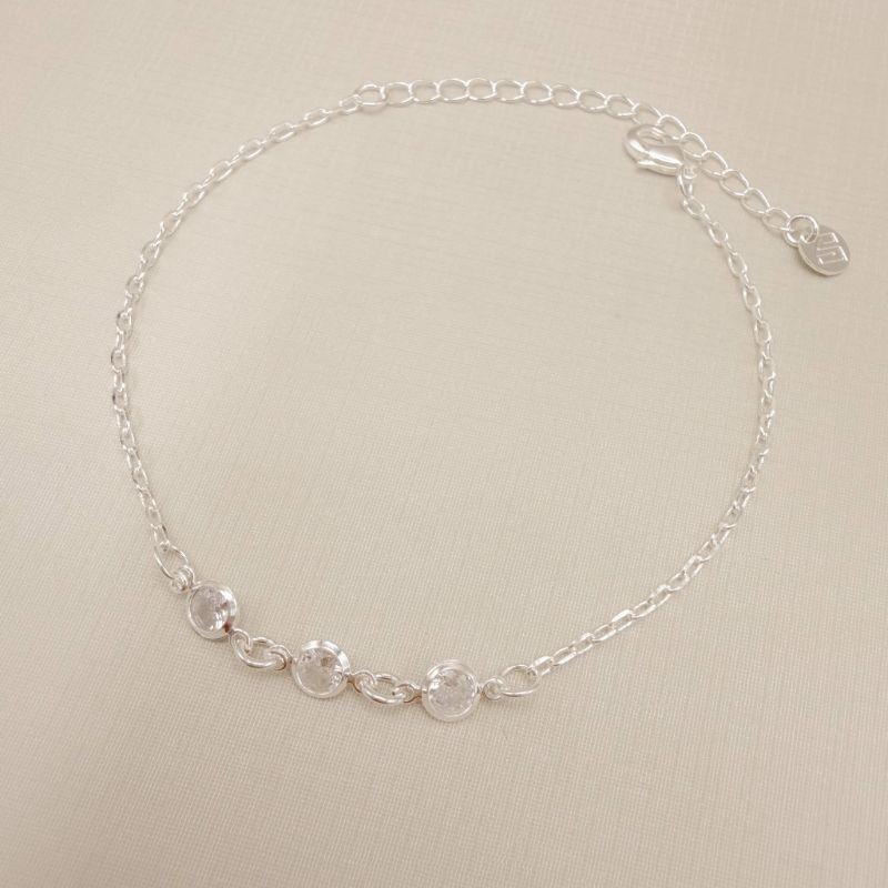 12.2259.1.S - Pulseira elo insp. Cartier com três ponto de luz em cravação inglesa.