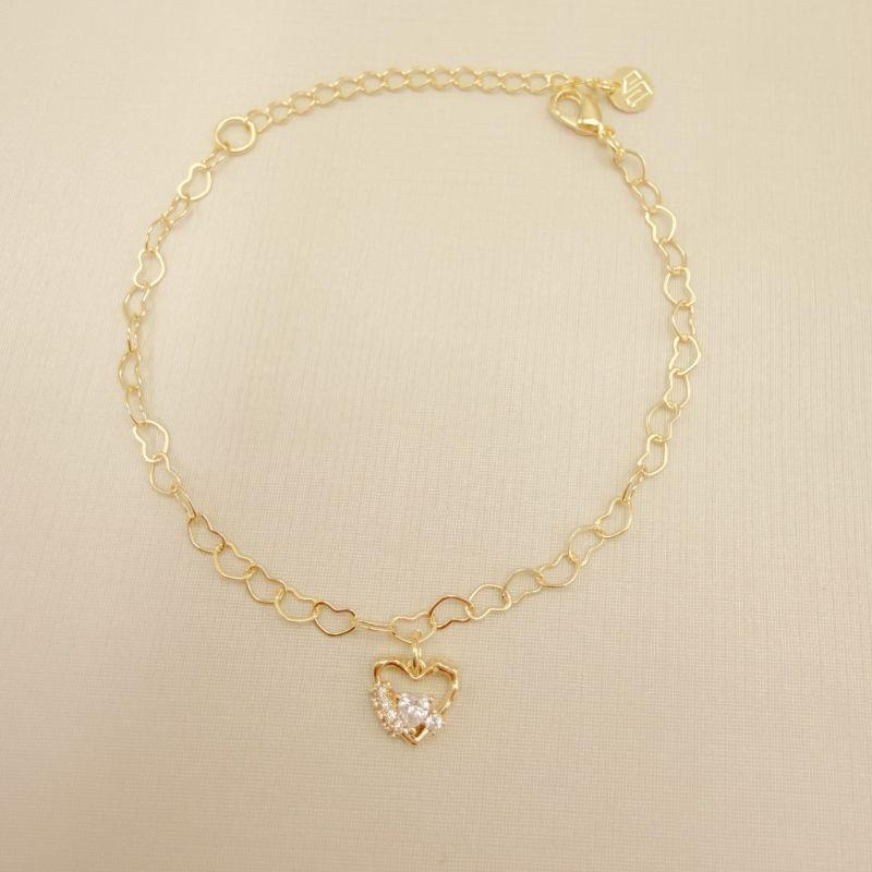 12.2270.1.O - Pulseira pingente de coração orgânico, detalhe de cravação em uma lateral, ponto de luz em outra lateral e zircônia em formato de coração no centro, elo de coração 3,4mm de espessura.