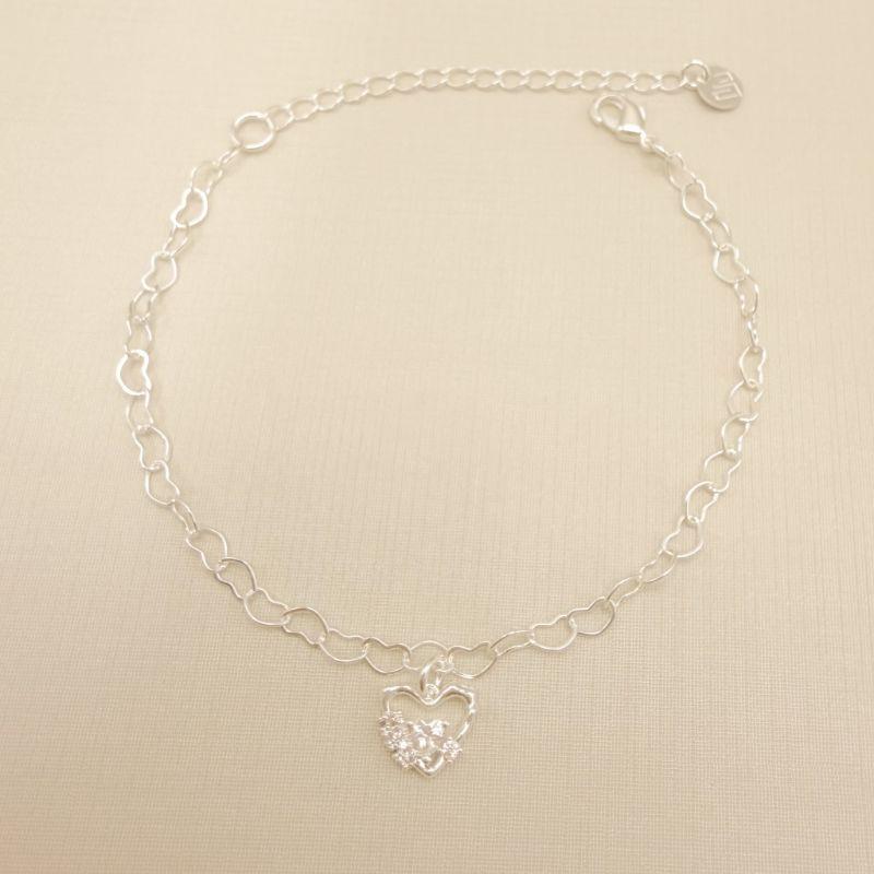 12.2270.1.S - Pulseira pingente de coração orgânico, detalhe de cravação em uma lateral, ponto de luz em outra lateral e zircônia em formato de coração no centro, elo de coração 3,4mm de espessura.